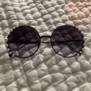 Sunglasses with pearl detail